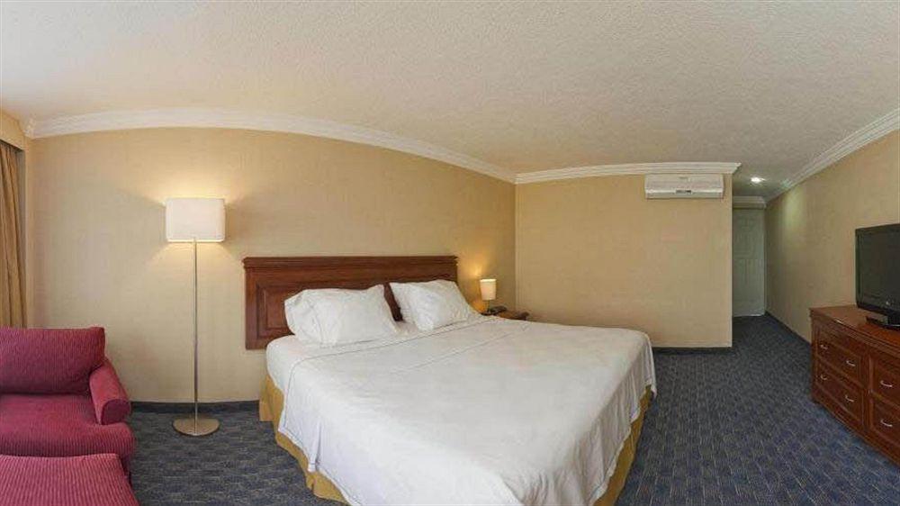 Holiday Inn Express Toluca By Ihg Экстерьер фото